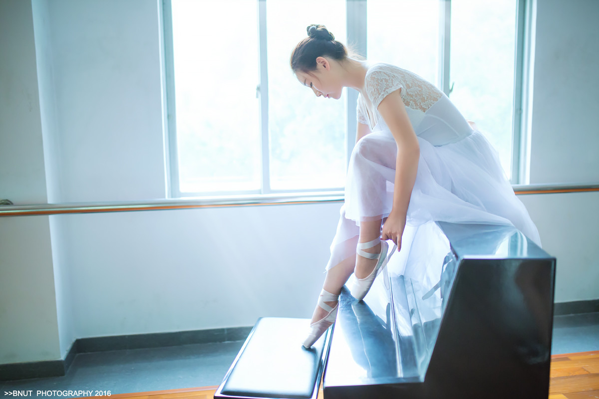 画面干净的芭蕾舞美女