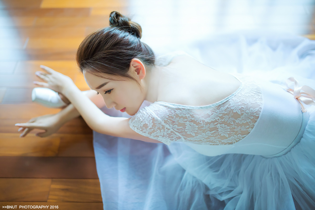 画面干净的芭蕾舞美女