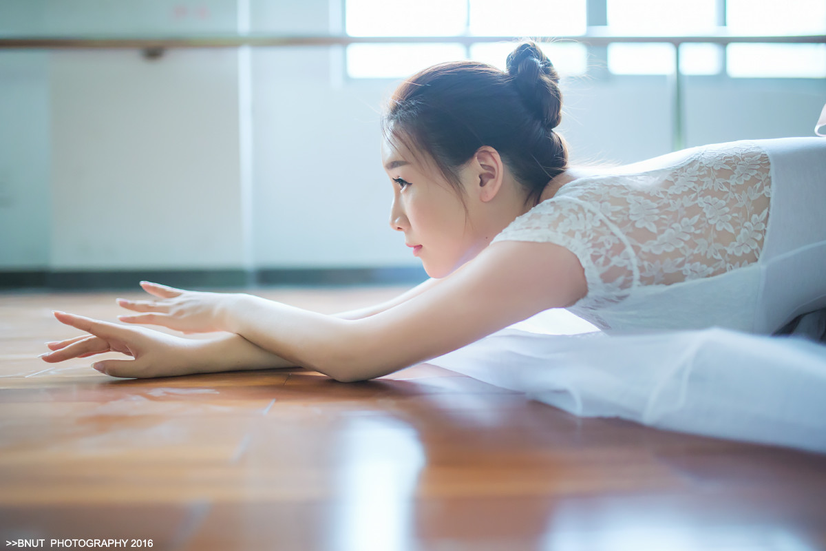 画面干净的芭蕾舞美女