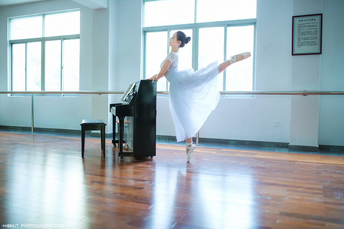 画面干净的芭蕾舞美女