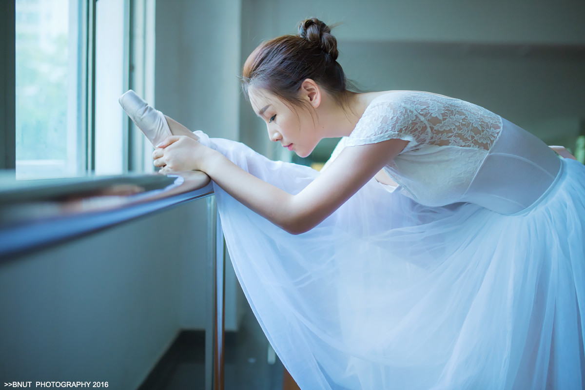 画面干净的芭蕾舞美女