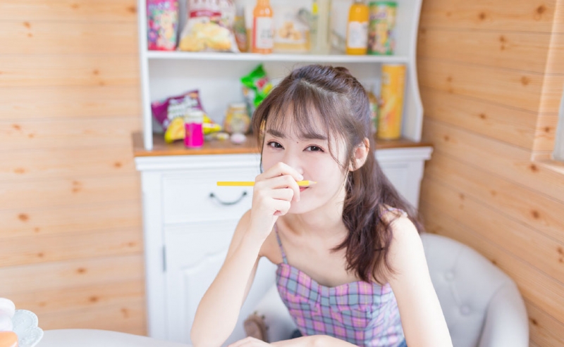 高马尾美少女吊带香肩私房写真