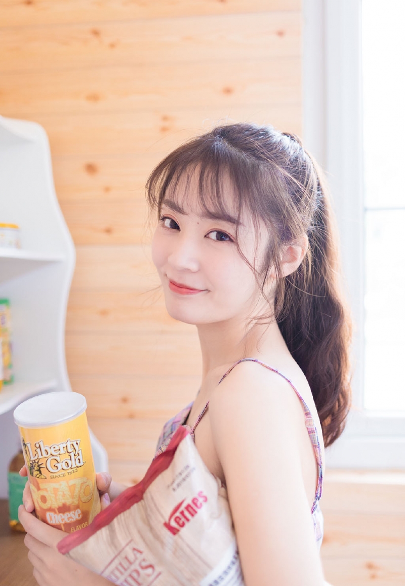 高马尾美少女吊带香肩私房写真