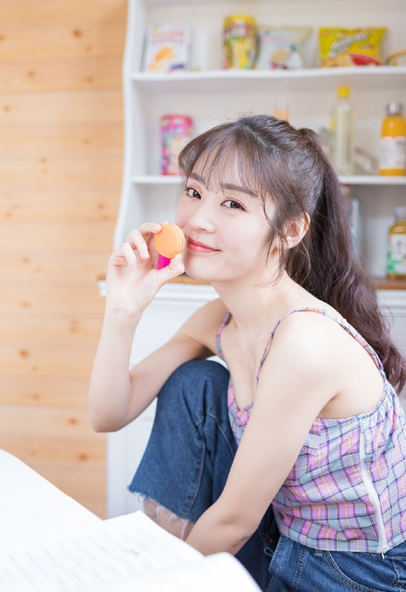 高马尾美少女吊带香肩私房写真