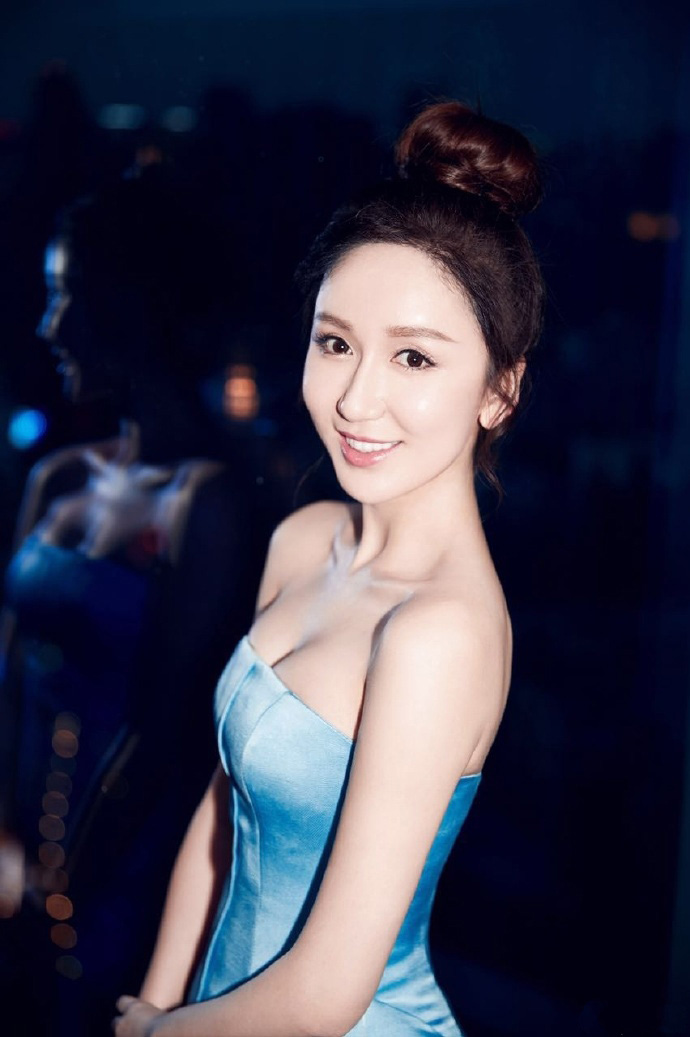 娄艺潇抹胸裙大秀香肩 扎丸子头甜美动人