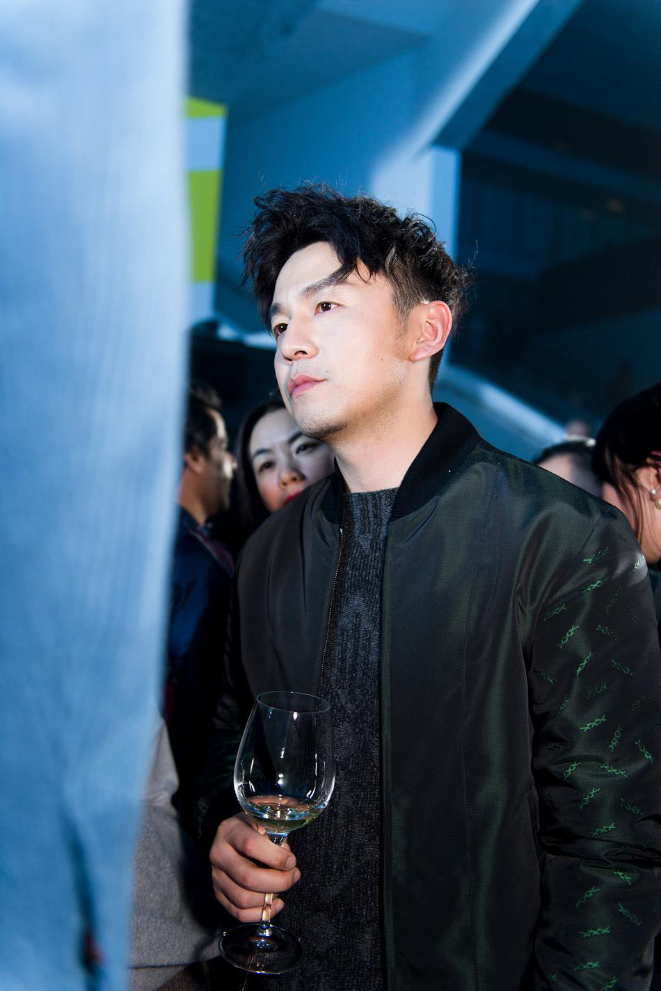 雷佳音米兰时装周看秀帅照 尽显雅痞范