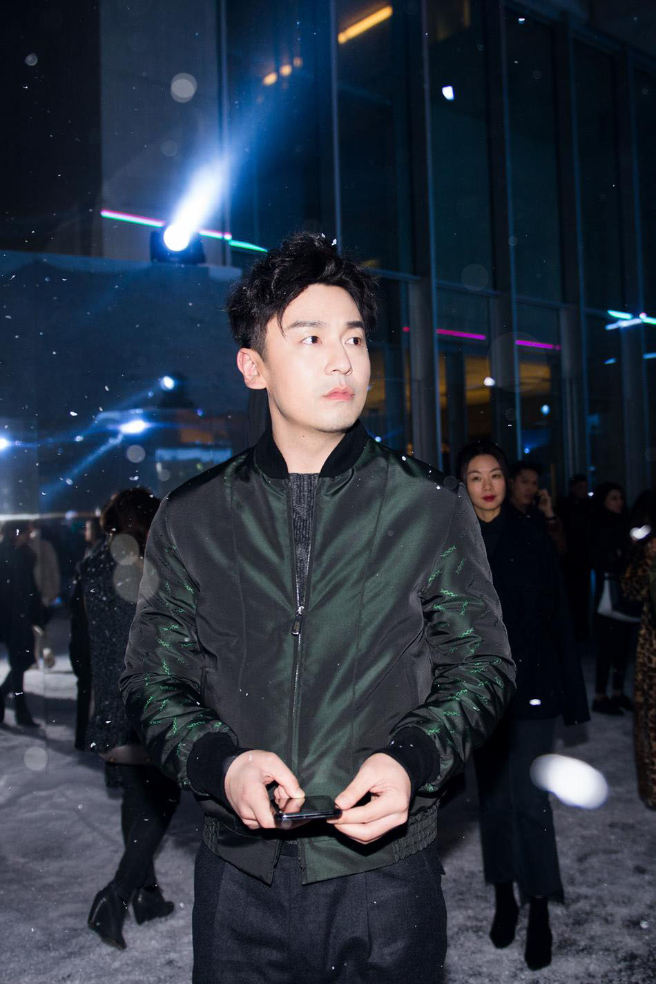 雷佳音米兰时装周看秀帅照 尽显雅痞范
