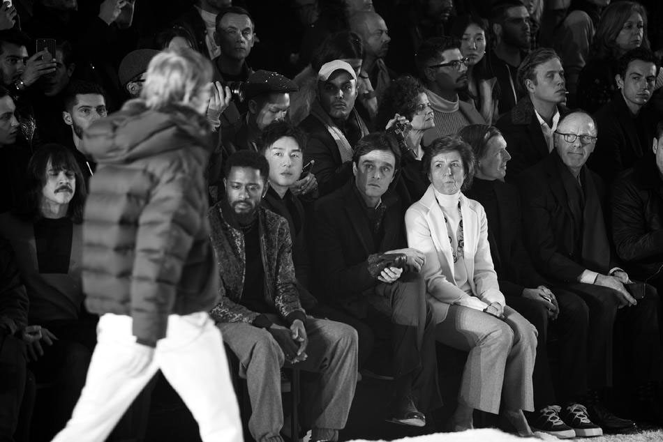 雷佳音米兰时装周看秀帅照 尽显雅痞范