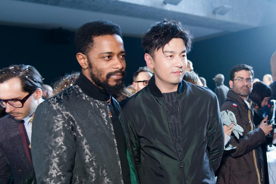 雷佳音米兰时装周看秀帅照 尽显雅痞范