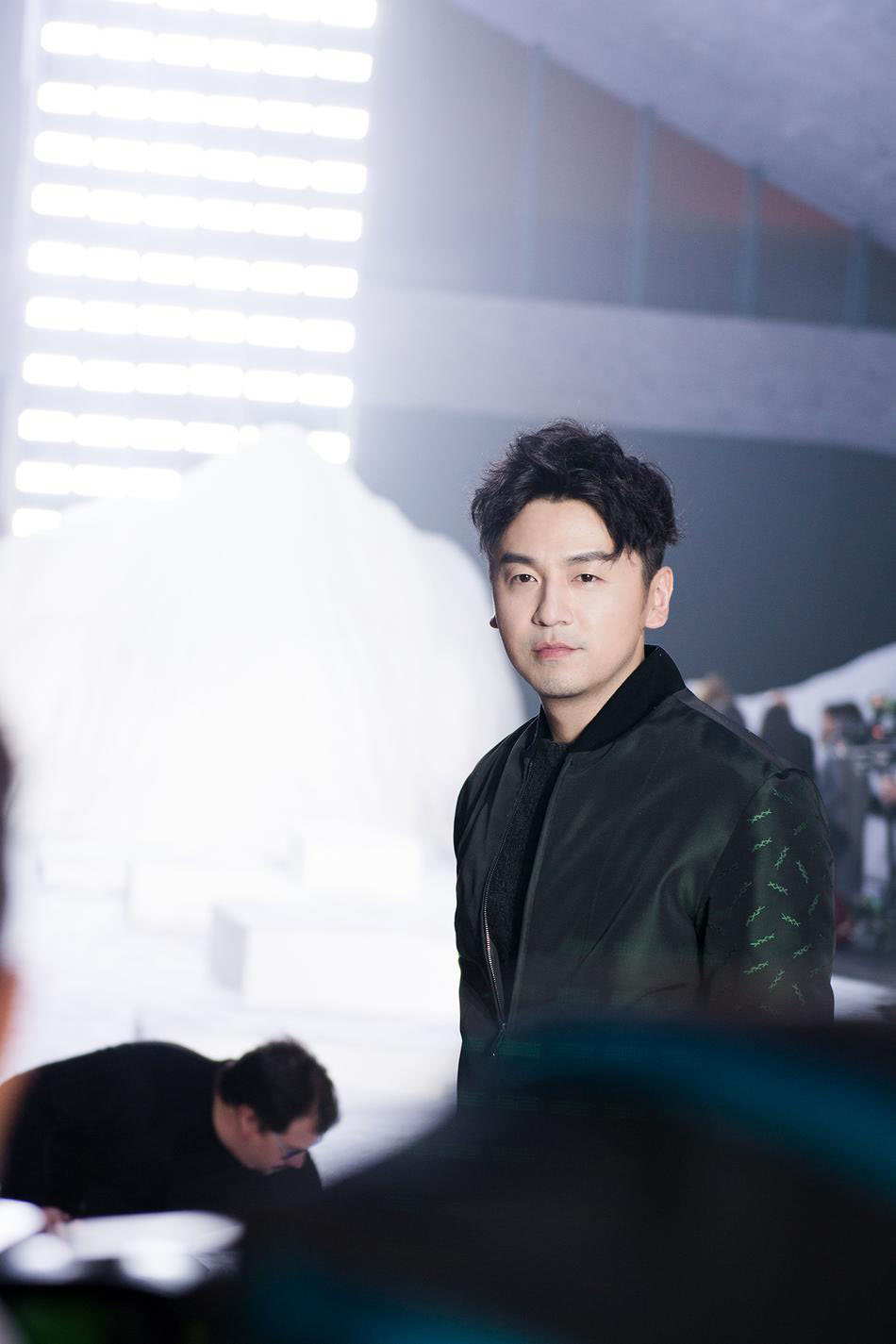 雷佳音米兰时装周看秀帅照 尽显雅痞范