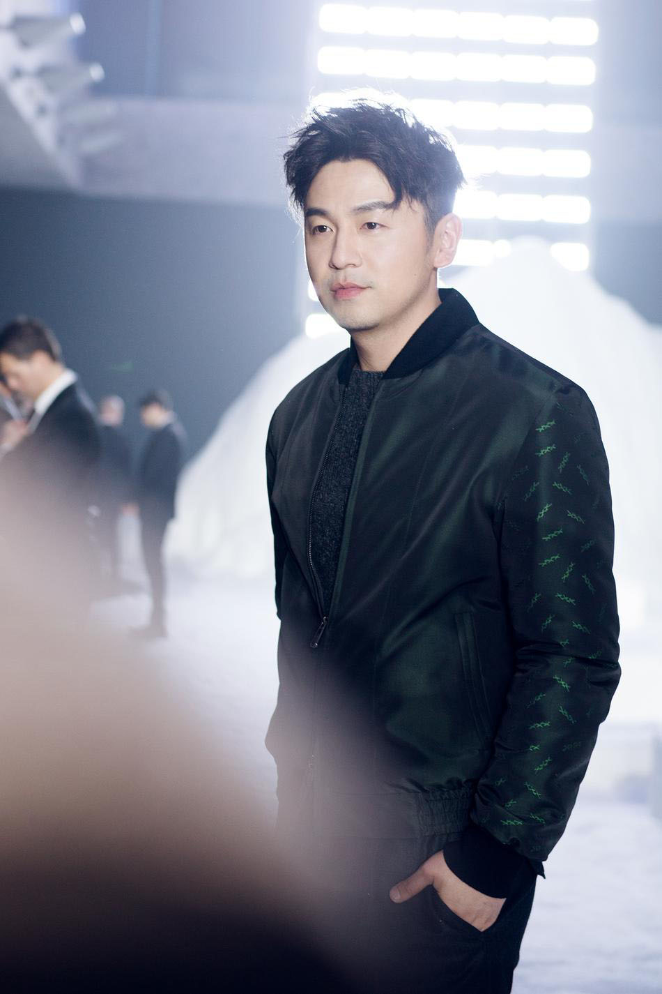 雷佳音米兰时装周看秀帅照 尽显雅痞范