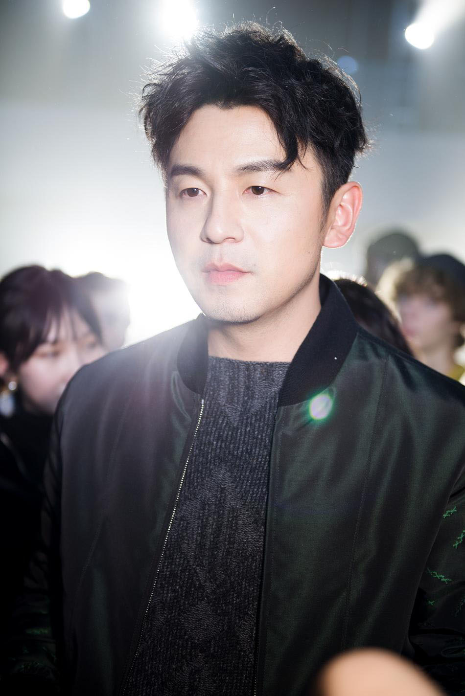 雷佳音米兰时装周看秀帅照 尽显雅痞范