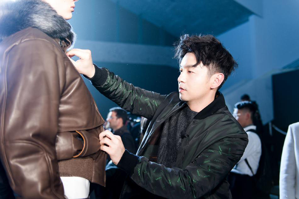 雷佳音米兰时装周看秀帅照 尽显雅痞范