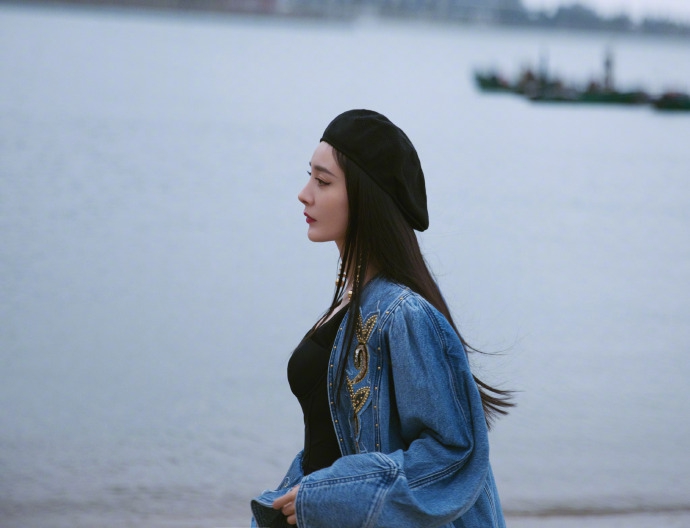 杨幂蓝色牛仔套装搭配黑色工字背心潮酷复古海边写真