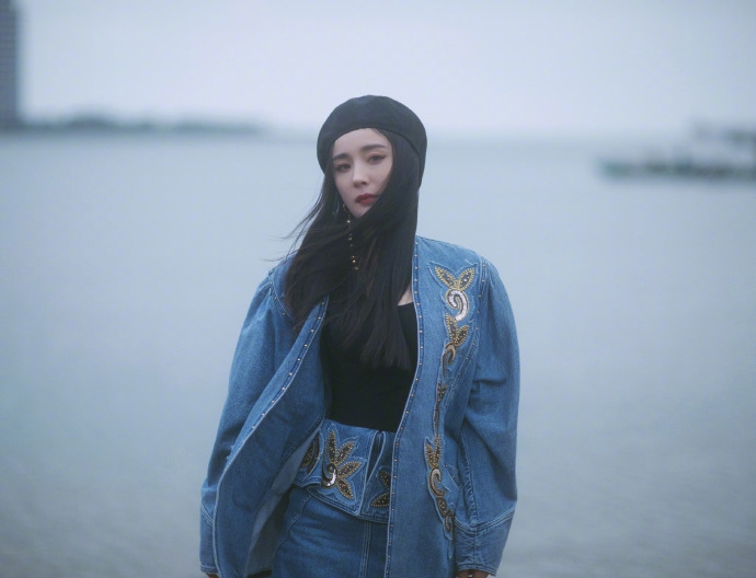 杨幂蓝色牛仔套装搭配黑色工字背心潮酷复古海边写真