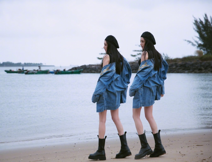 杨幂蓝色牛仔套装搭配黑色工字背心潮酷复古海边写真