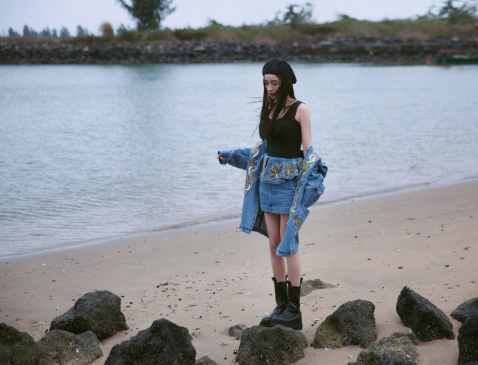 杨幂蓝色牛仔套装搭配黑色工字背心潮酷复古海边写真