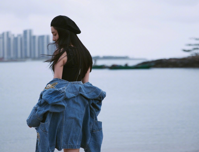 杨幂蓝色牛仔套装搭配黑色工字背心潮酷复古海边写真