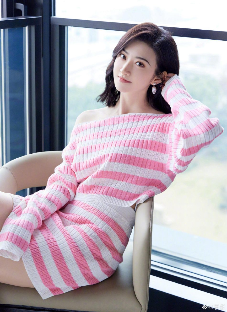 景甜粉白条纹针织短裙套装写真