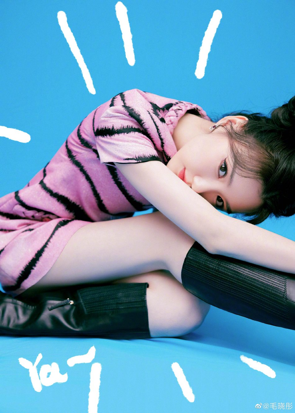 毛晓彤双丸子头尽显甜美迷人写真