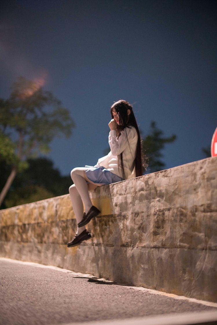 夜景制服美少女养眼白丝美腿绝对领域诱惑写真图片