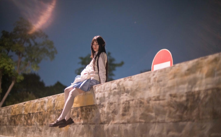 夜景制服美少女养眼白丝美腿绝对领域诱惑写真图片