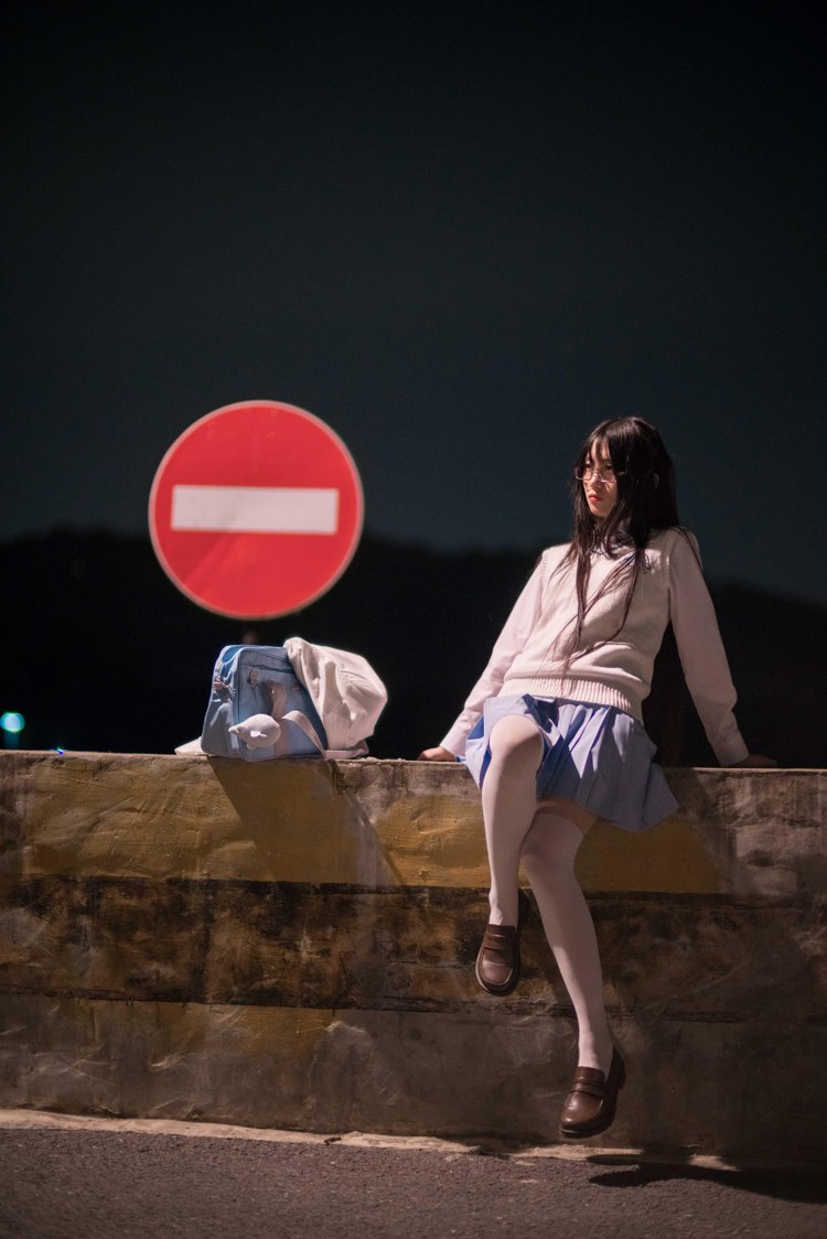 夜景制服美少女养眼白丝美腿绝对领域诱惑写真图片