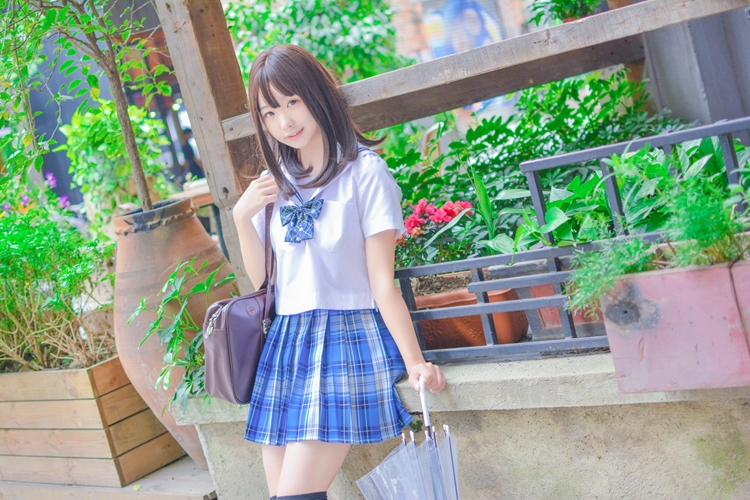 长发美女萌妹黑丝美腿短裙养眼壁咚姿势写真