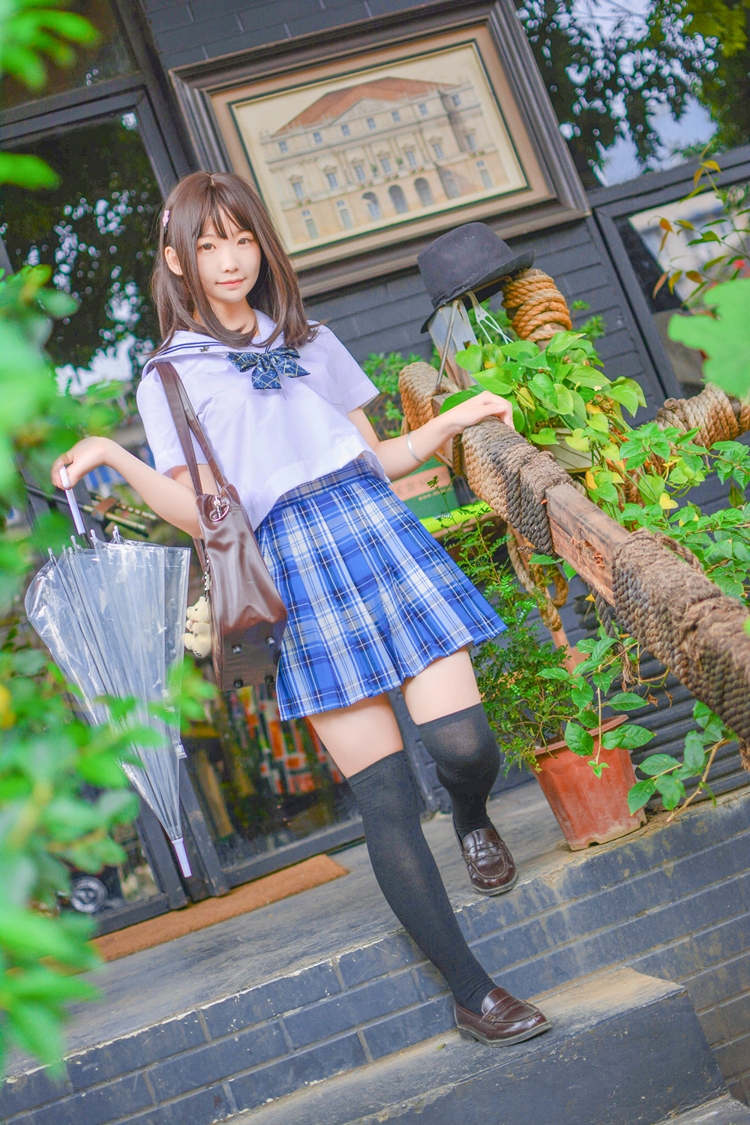 长发美女萌妹黑丝美腿短裙养眼壁咚姿势写真