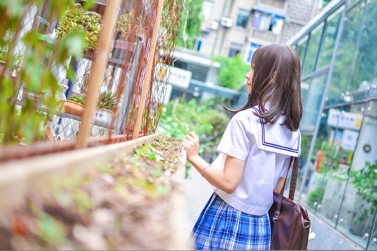 长发美女萌妹黑丝美腿短裙养眼壁咚姿势写真