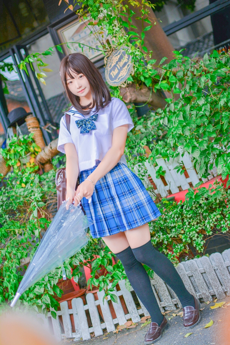 长发美女萌妹黑丝美腿短裙养眼壁咚姿势写真