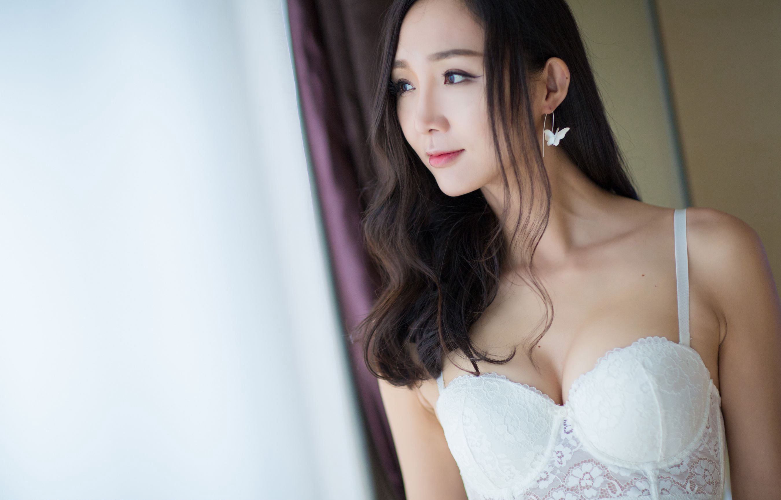 极品甜美少妇私房吊带白丝美腿性感诱惑图片