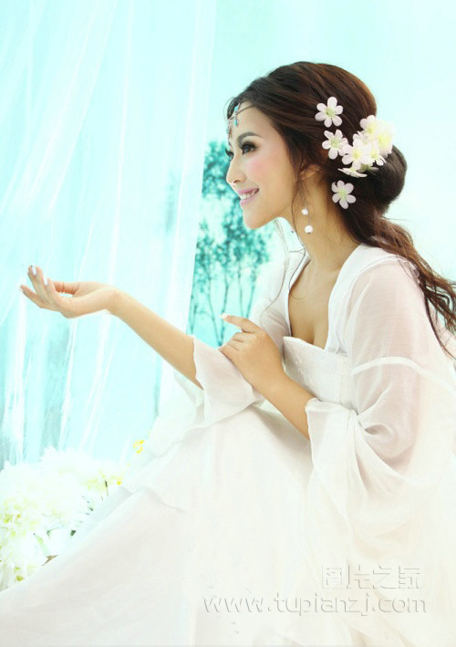 惜花古装美女图片 迷人笑容显亲和