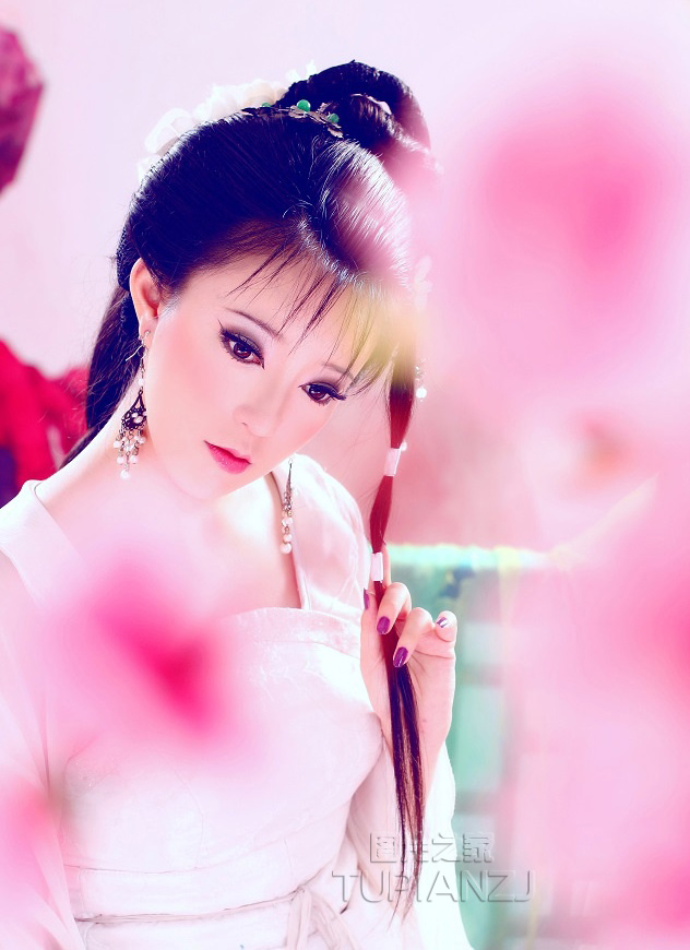 纤弱唯美古装美女图片之黛玉葬花