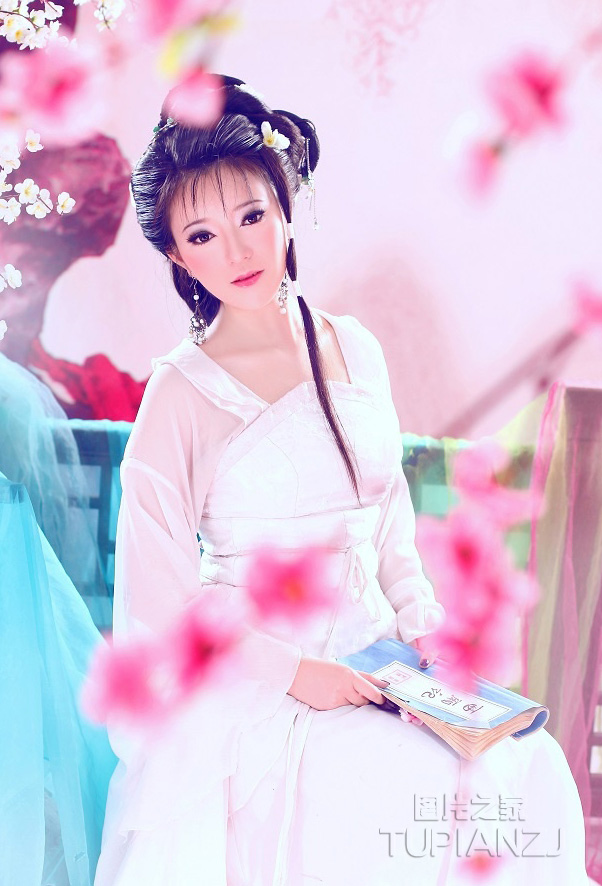 纤弱唯美古装美女图片之黛玉葬花