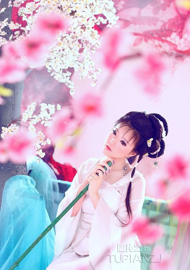 纤弱唯美古装美女图片之黛玉葬花