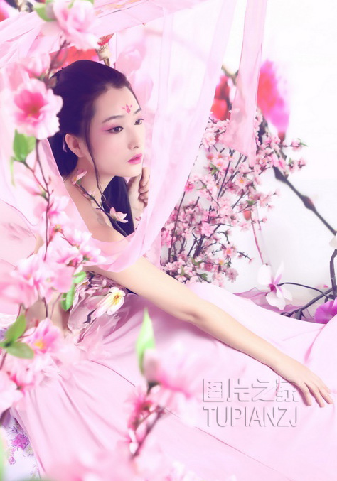 百花从中的性感古装美女图片