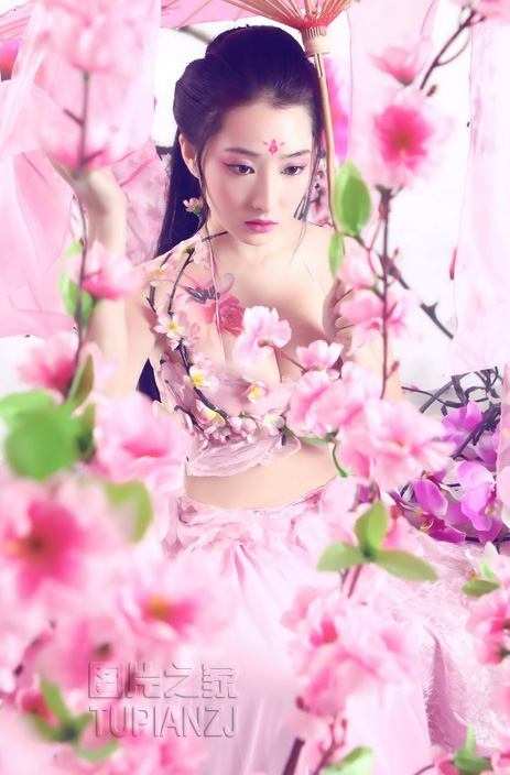 百花从中的性感古装美女图片