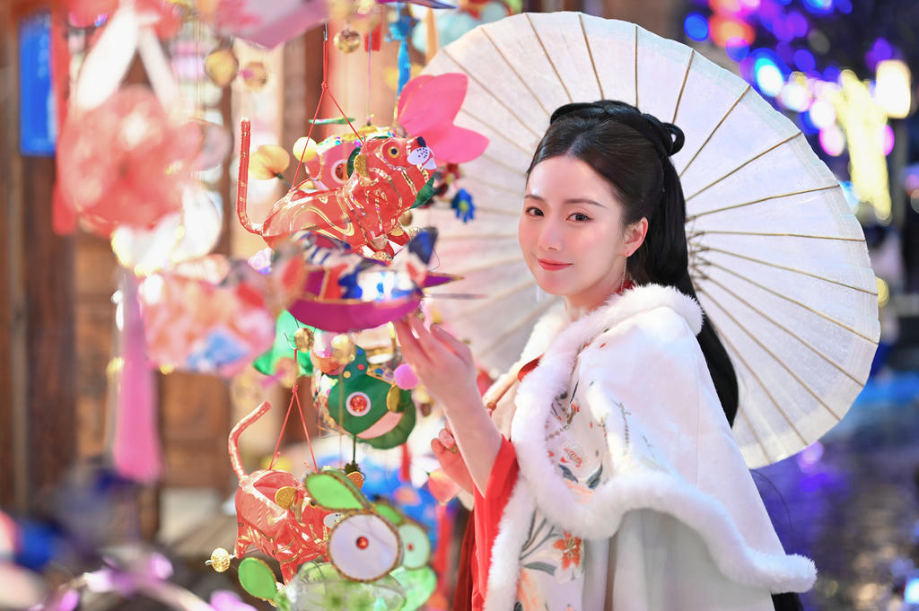 撑着油纸伞的汉服少女精选图片