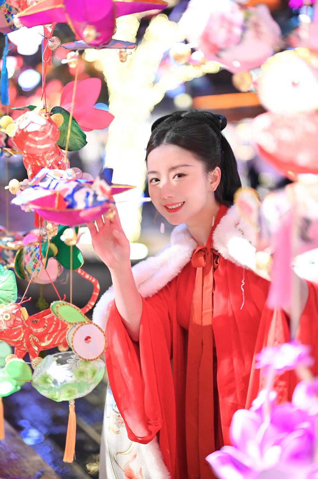 撑着油纸伞的汉服少女精选图片