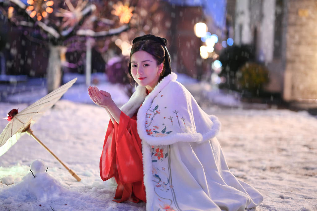 撑着油纸伞的汉服少女精选图片