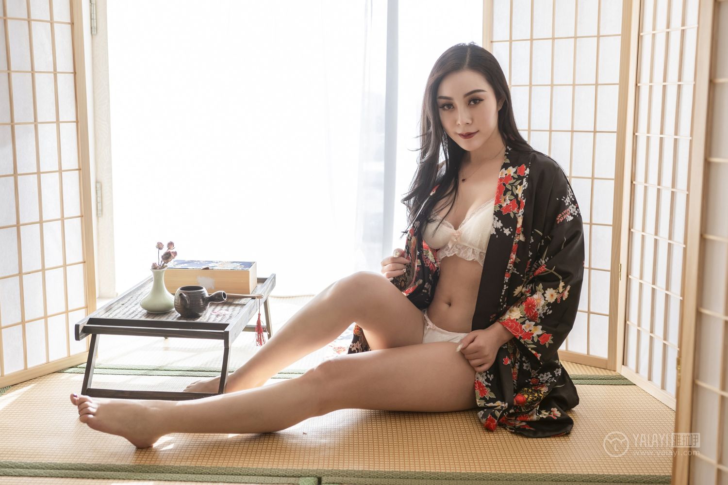 和服美女白色内衣半裸上阵丰满乳房性感美腚写真