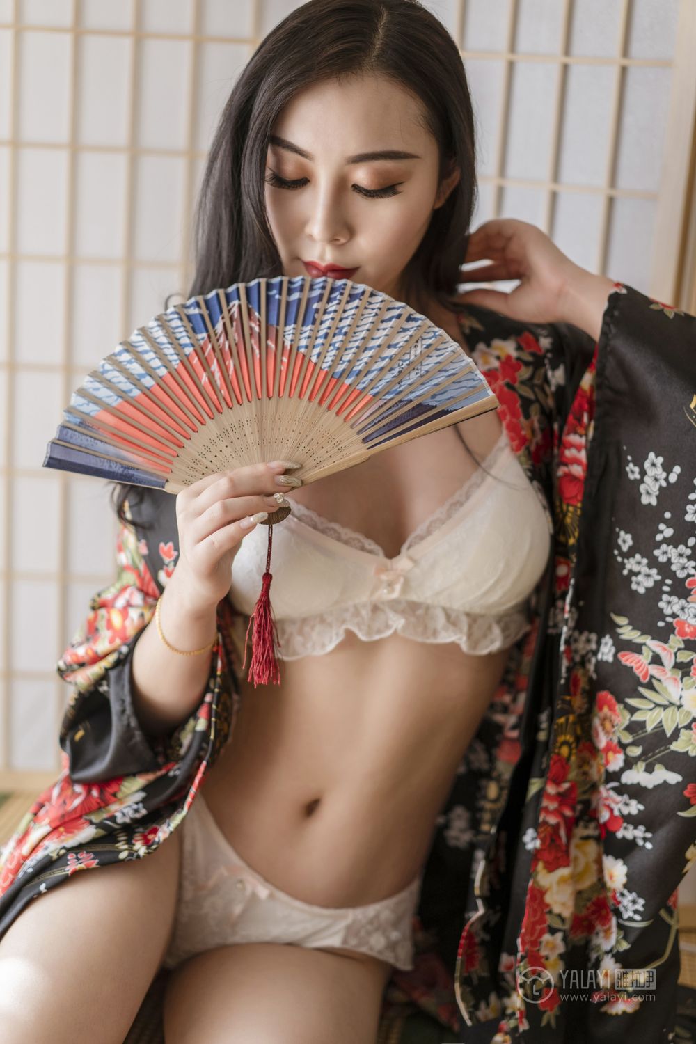 和服美女白色内衣半裸上阵丰满乳房性感美腚写真