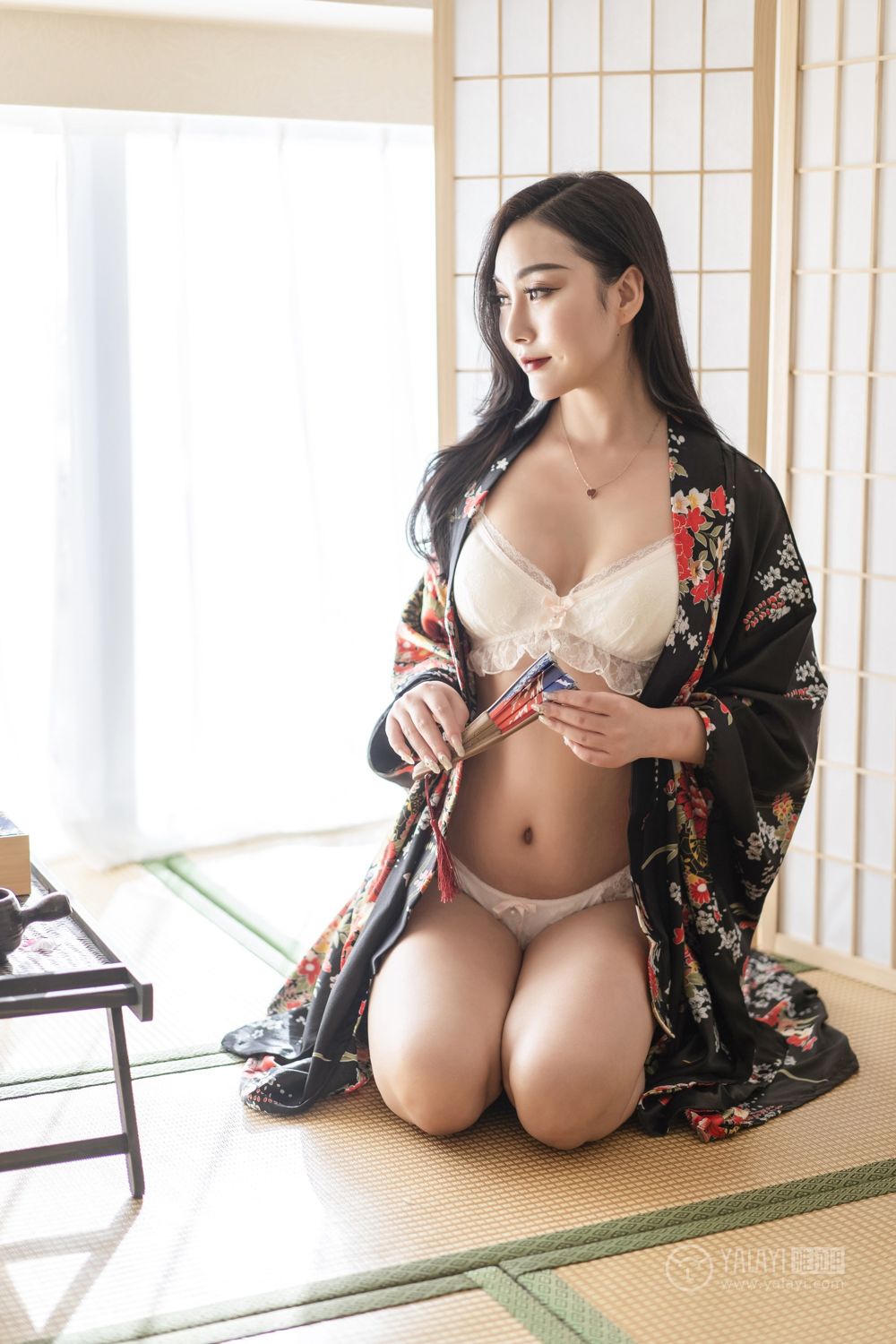 和服美女白色内衣半裸上阵丰满乳房性感美腚写真