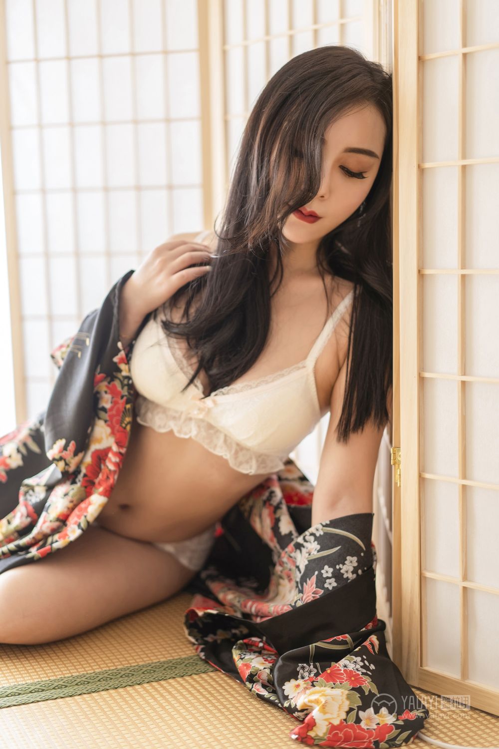 和服美女白色内衣半裸上阵丰满乳房性感美腚写真