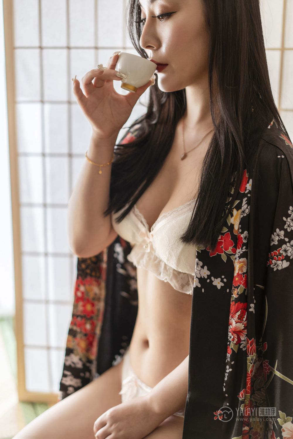 和服美女白色内衣半裸上阵丰满乳房性感美腚写真