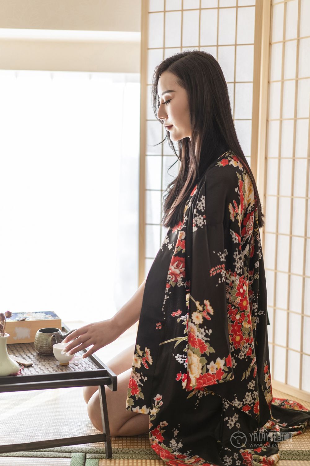 和服美女白色内衣半裸上阵丰满乳房性感美腚写真