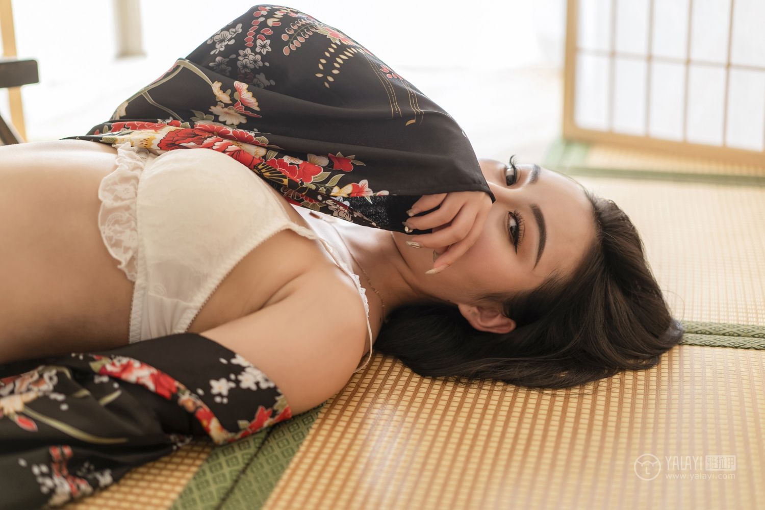 和服美女白色内衣半裸上阵丰满乳房性感美腚写真