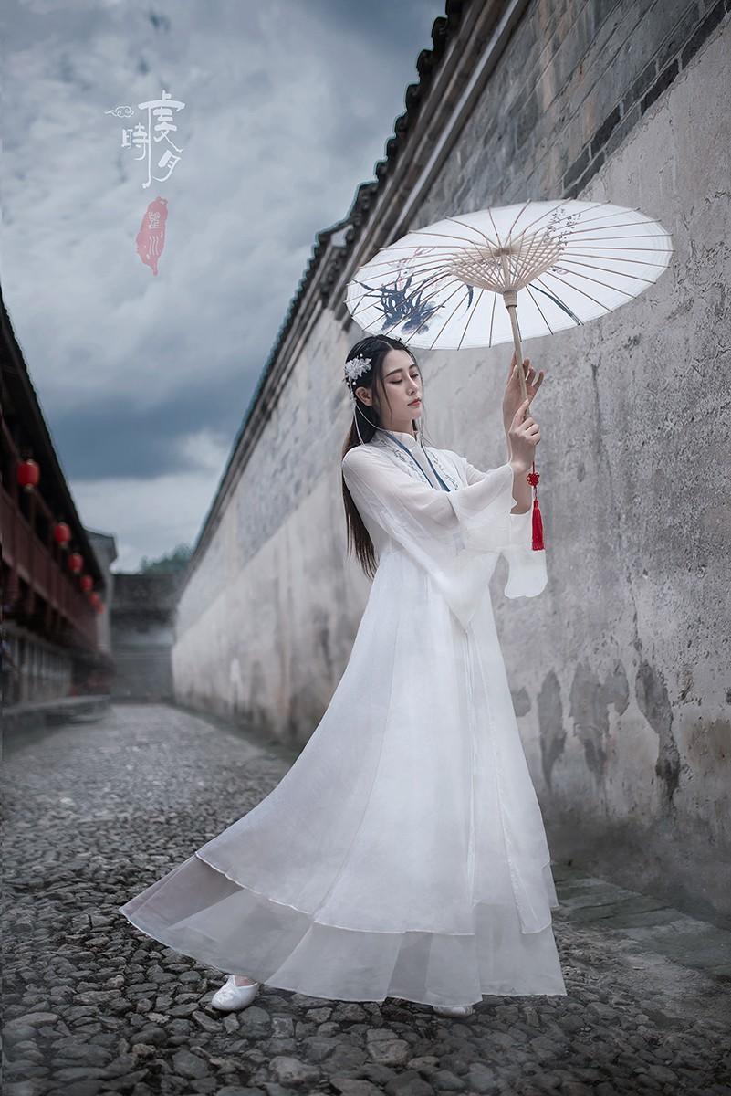 性感波妹热辣来袭 雪乳长腿Hold不住