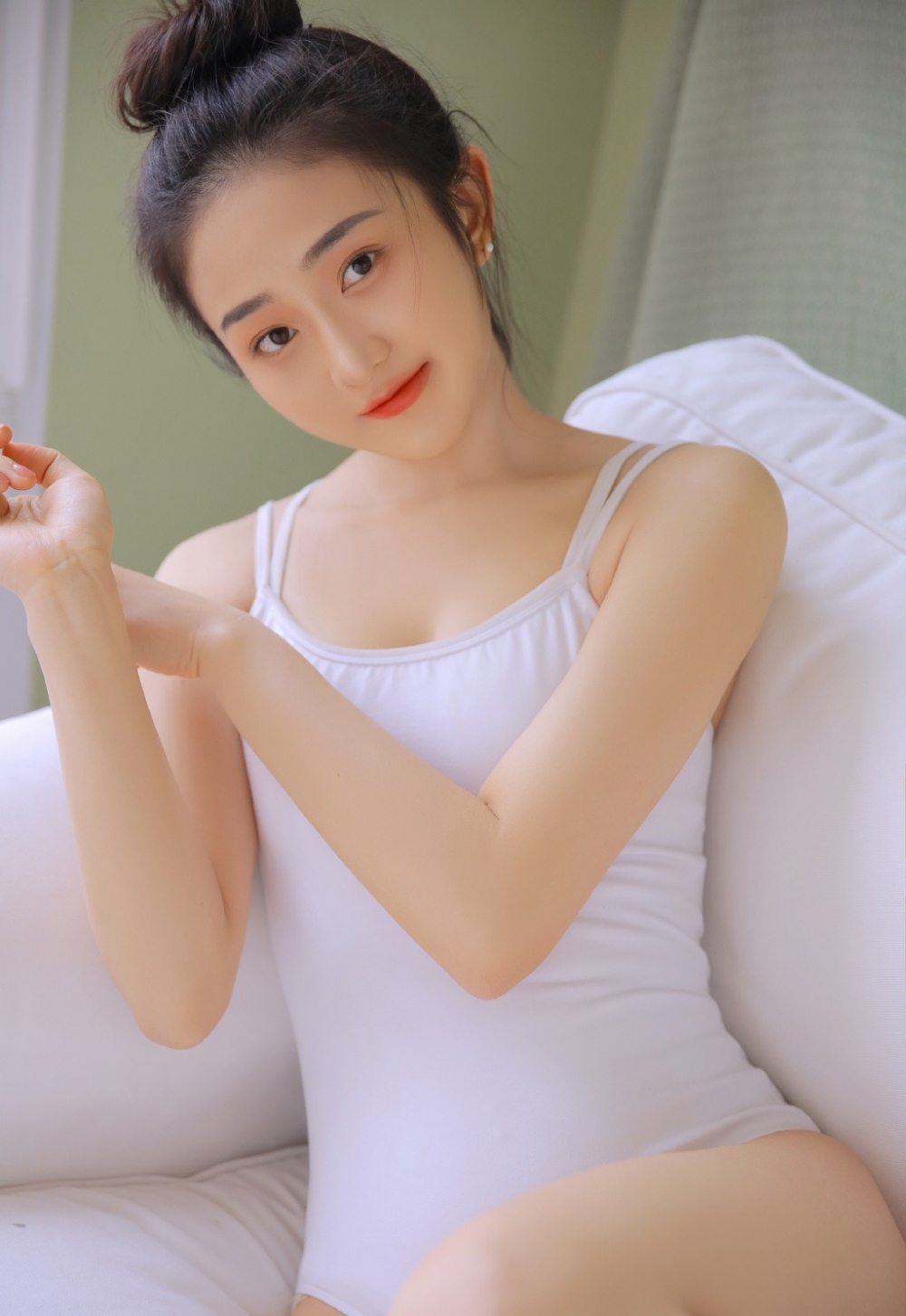 吊带连体衣美少女美腿翘臀套图